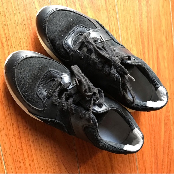 Everlane Black Sneakers - Picture 3 of 9
